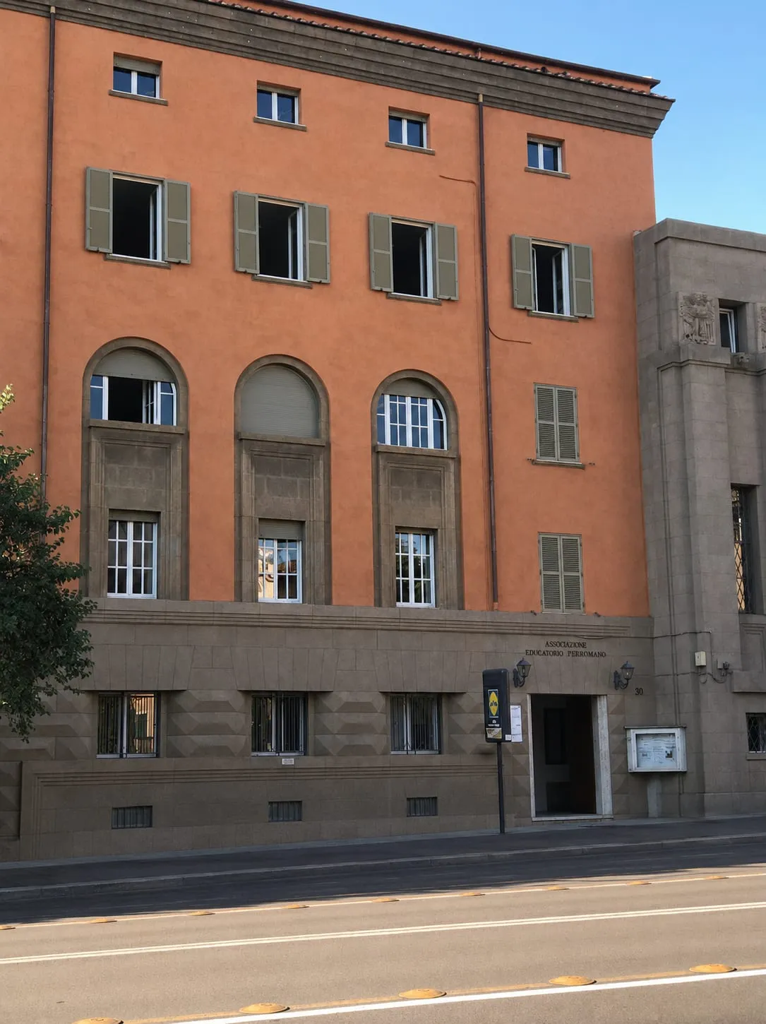 Oxford Organization, Via Bari 20 — the school building the walks set out from